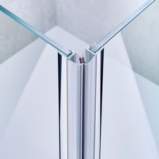 Beispiel einer Magnetschließleiste für eine 90°-Tür-an-Tür-Situation in chrom