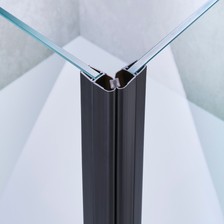 Beispiel einer Magnetschließleiste für eine 90°-Tür-an-Tür-Situation in schwarz