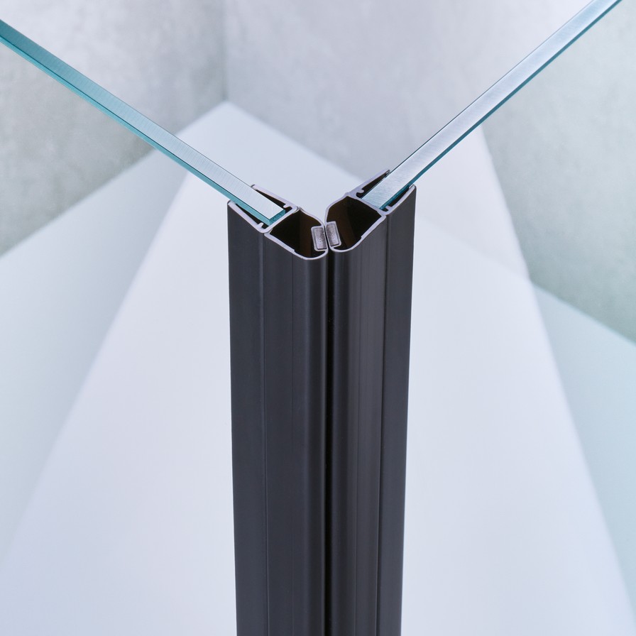 Beispiel einer Magnetschließleiste für eine 90°-Tür-an-Tür-Situation in schwarz