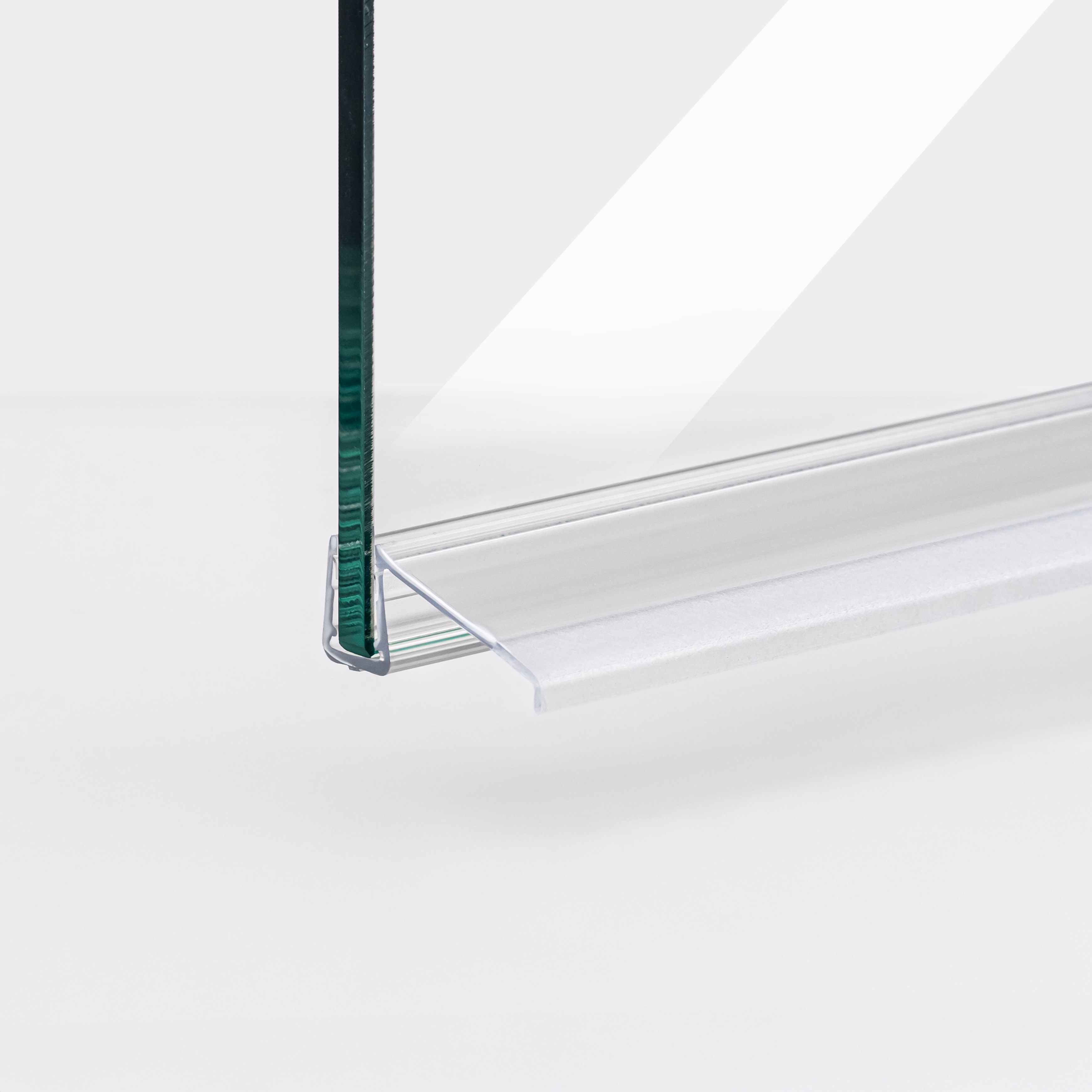 Beispiel für eine waagerechte Türdichtung mit langem Wasserabweiser in einer parallelen 180°-Situation