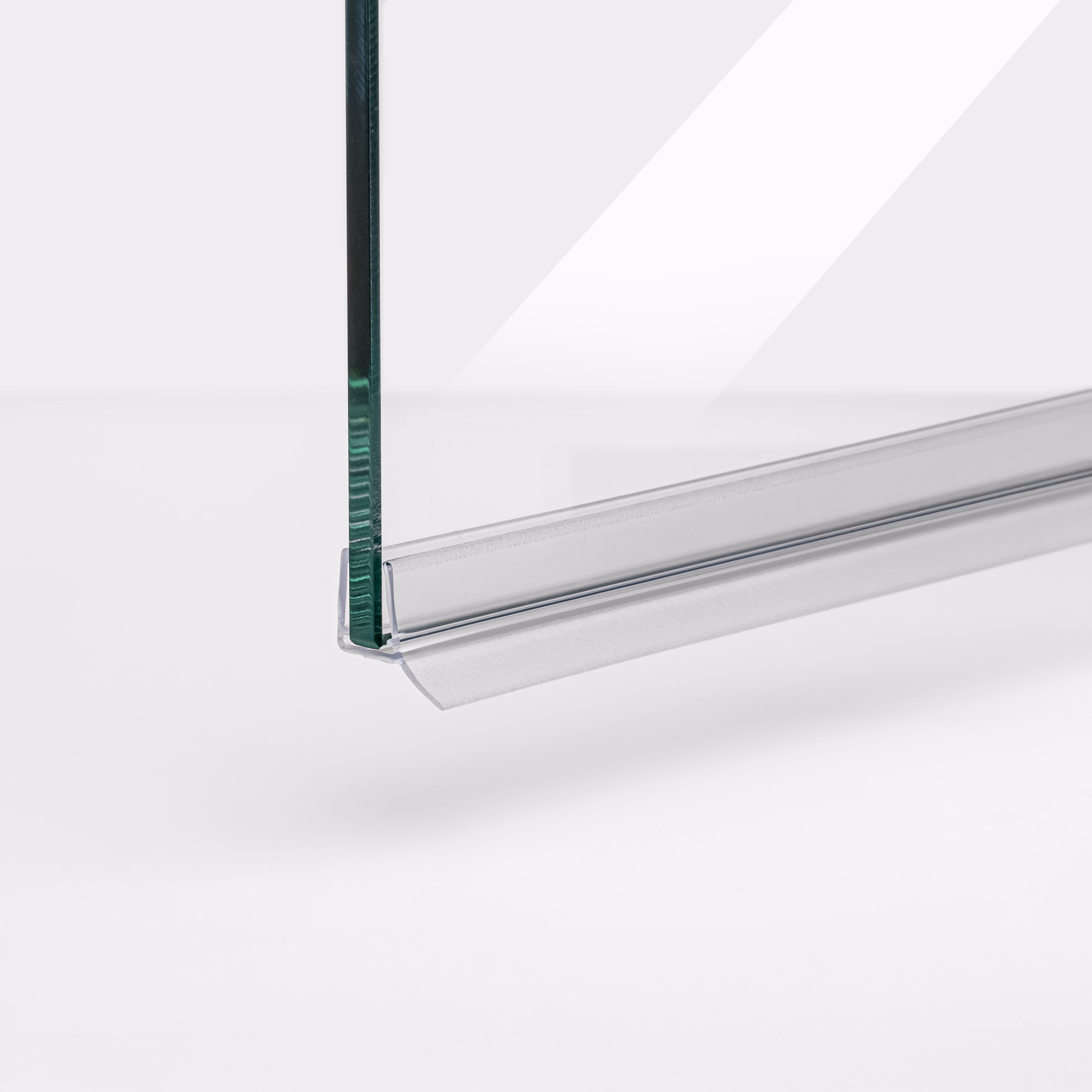 Beispiel für eine waagerechte Türdichtung mit seitlichem Wasserabweiser in einer parallelen 180°-Situation