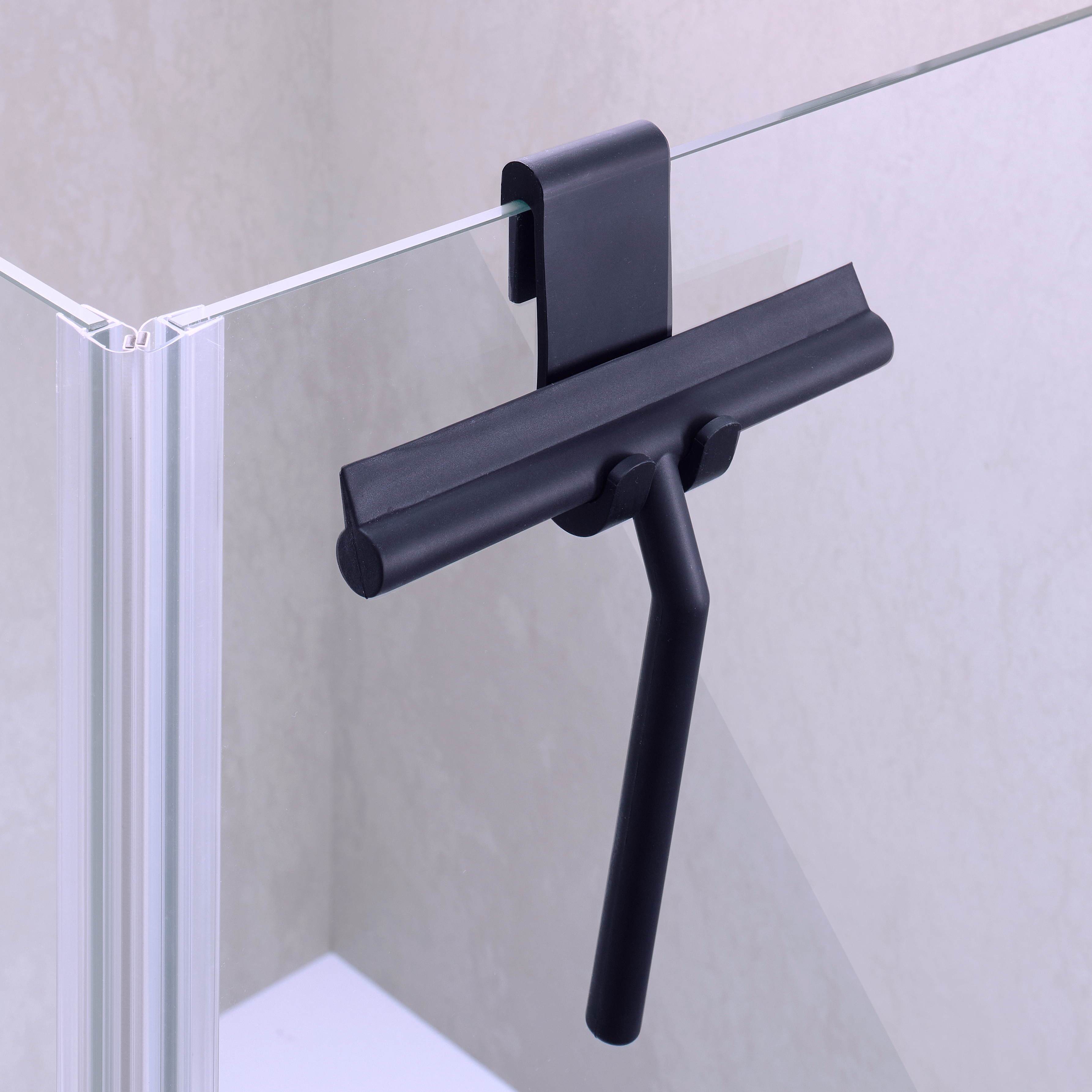 Duschabzieher an Glastür in schwarz