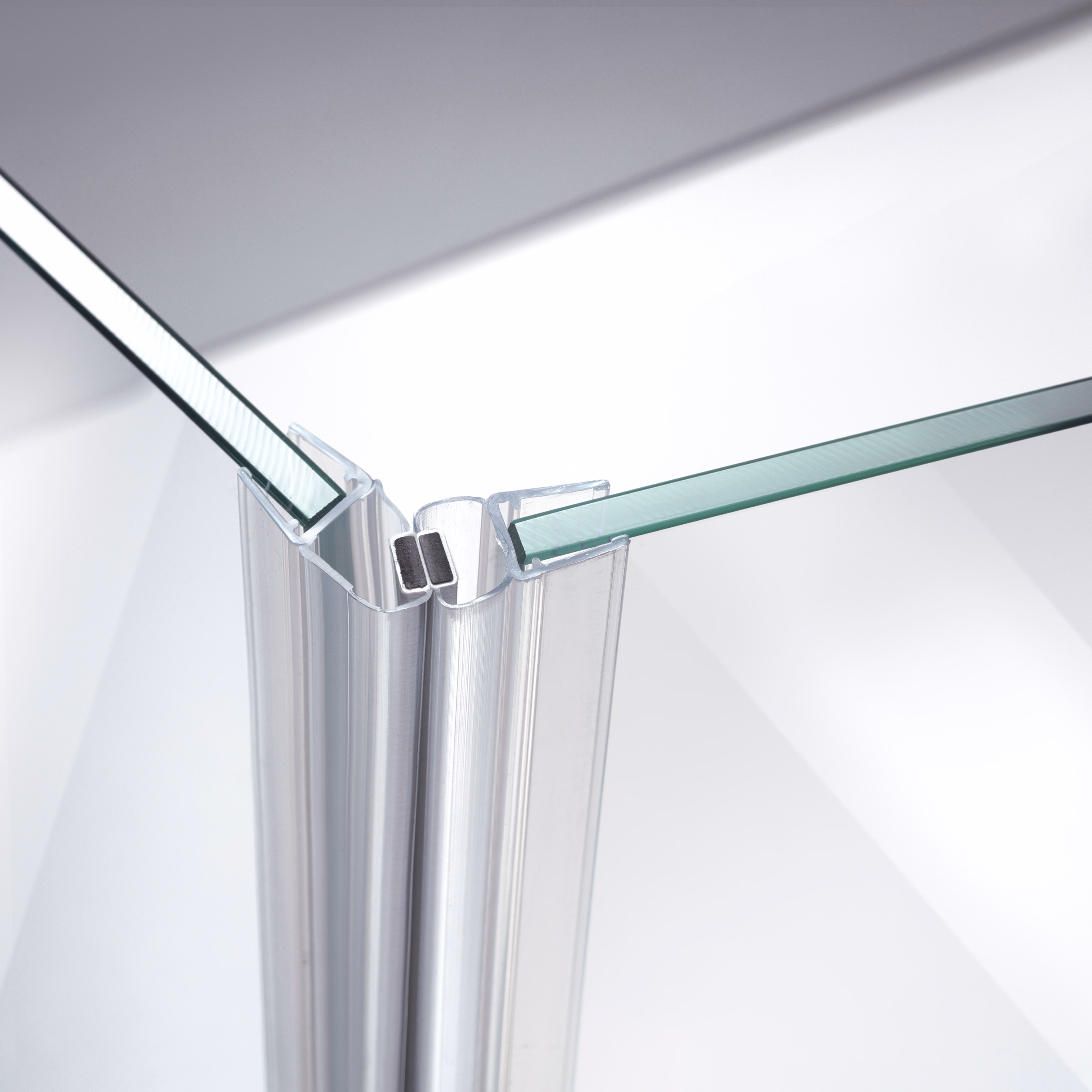 Beispiel einer Magnetschließleiste für eine 135°-Glas-an-Glas-Situation