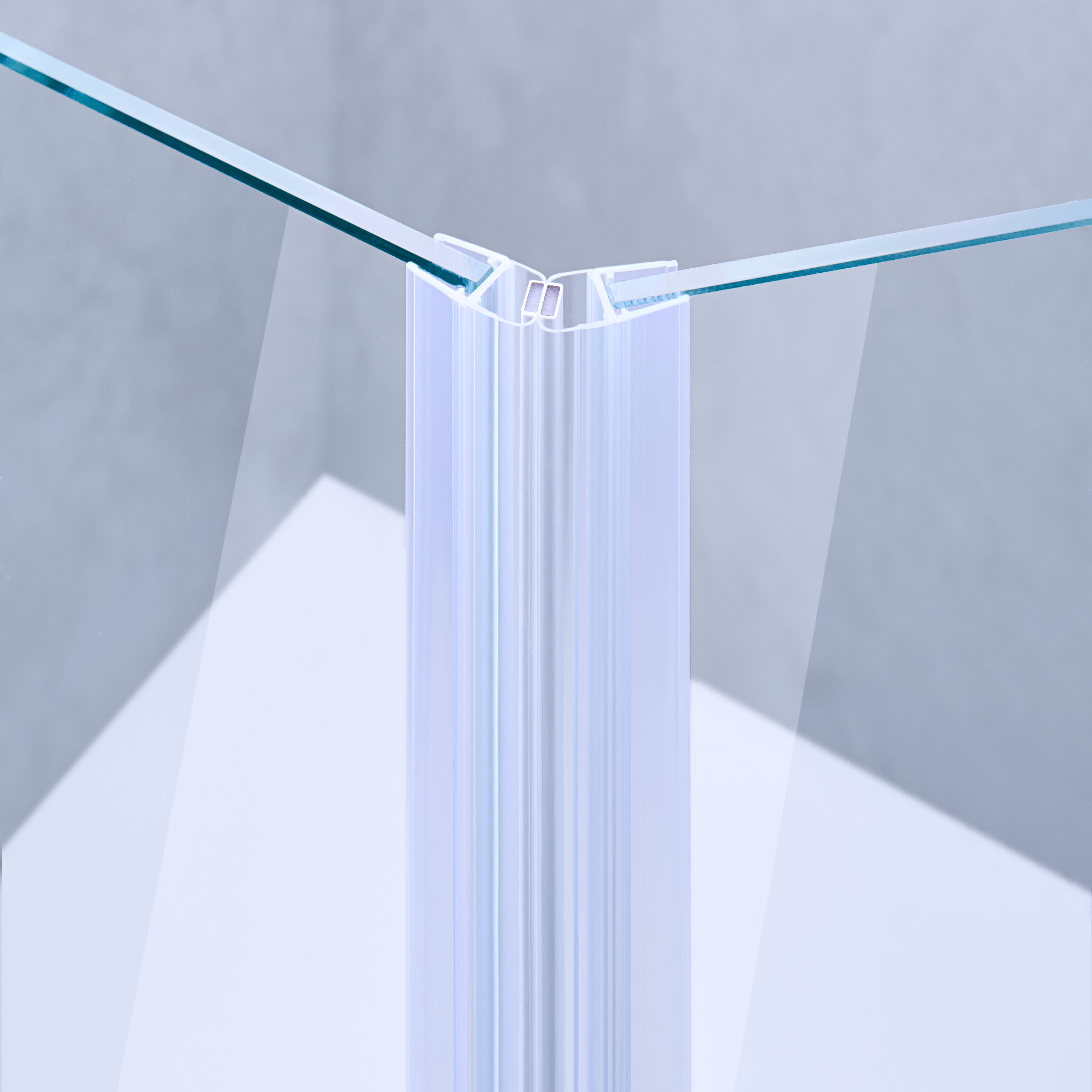 Beispiel einer Magnetschließleiste für eine 135°-Tür-an-Tür-Situation