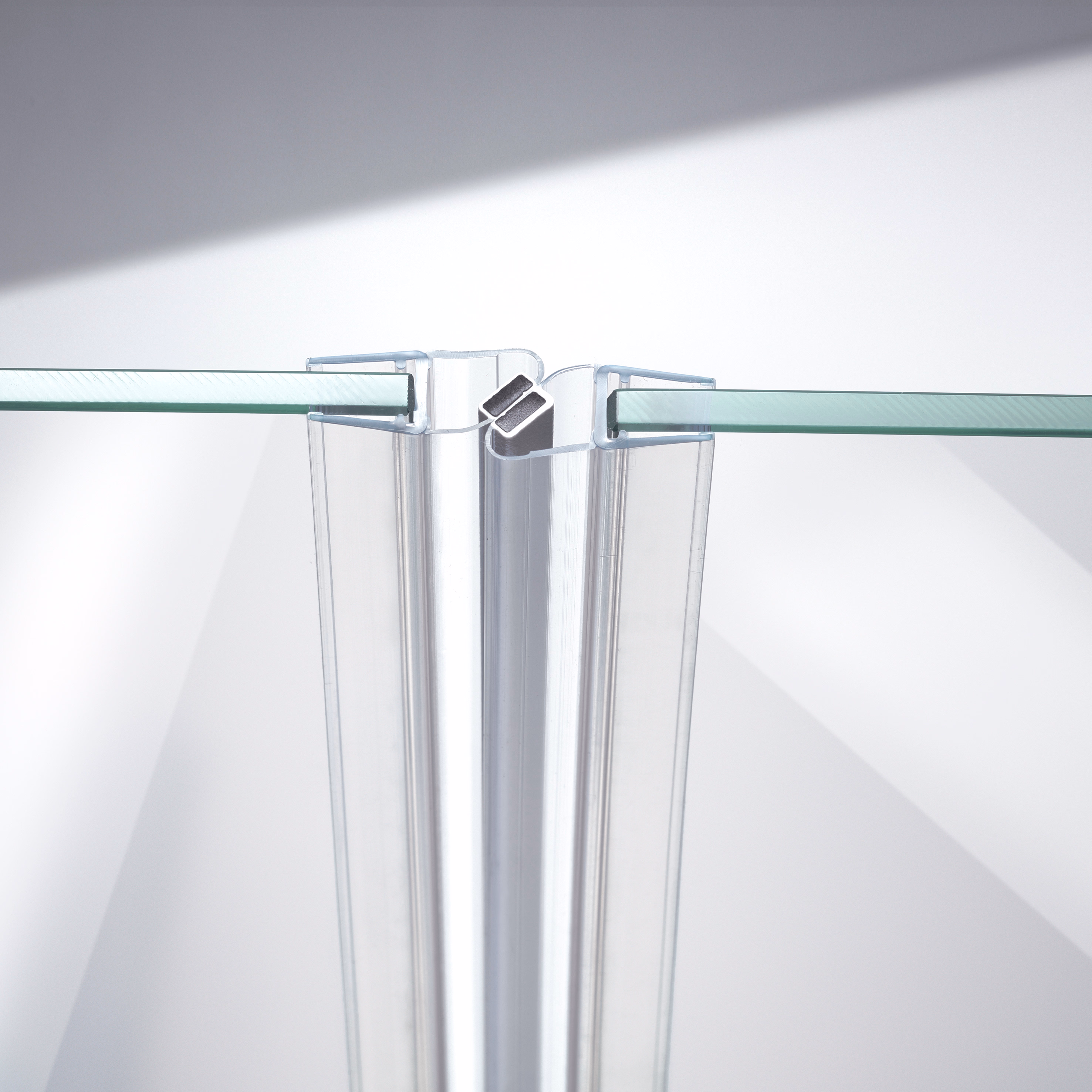 Beispiel einer Magnetschließleiste für eine 180°-Glas-an-Glas-Situation