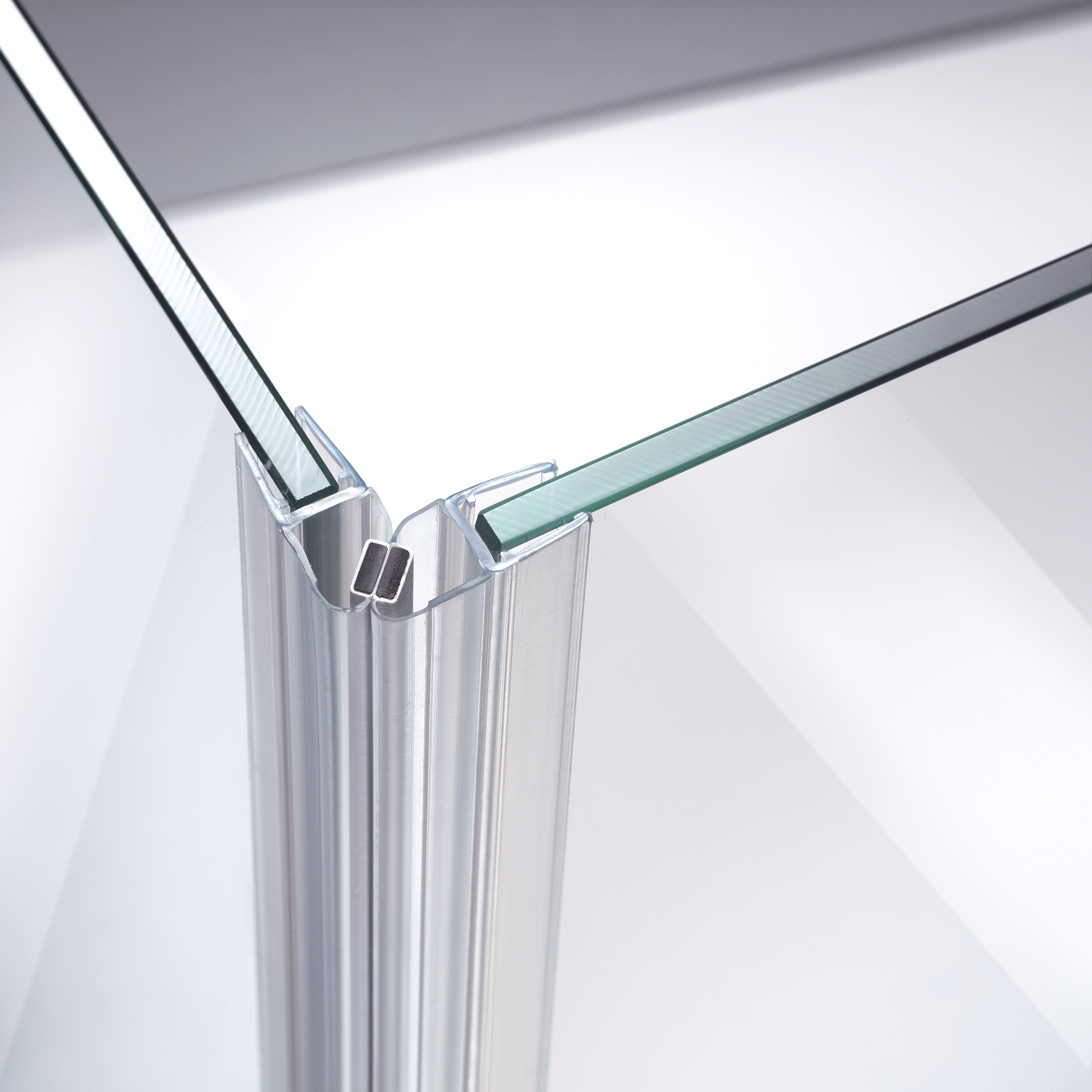 Beispiel einer Magnetschließleiste für eine 90°-Tür-an-Tür-Situation