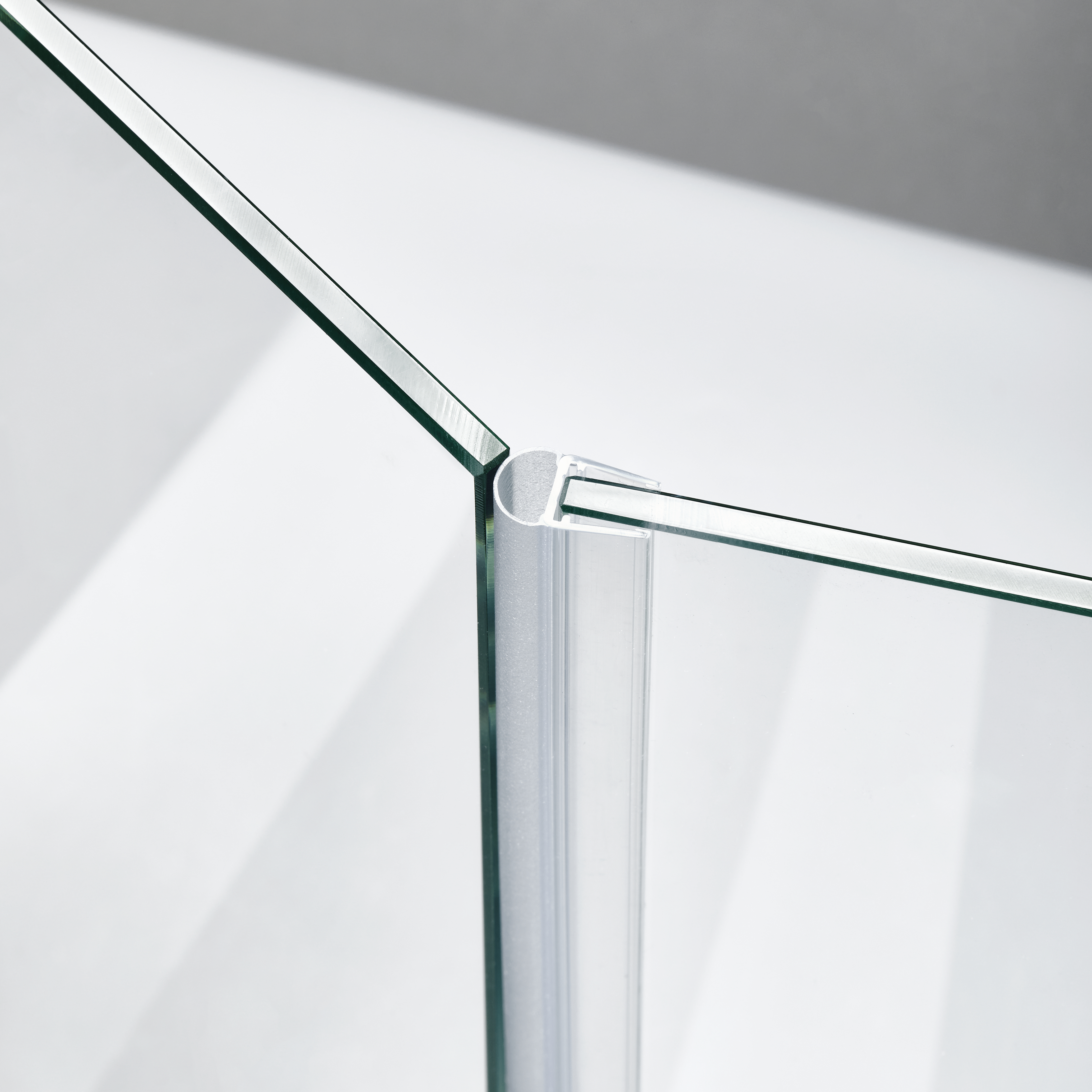Beispiel einer Hohlkammerdichtung für eine 135°-Glas-an-Glas-Situation