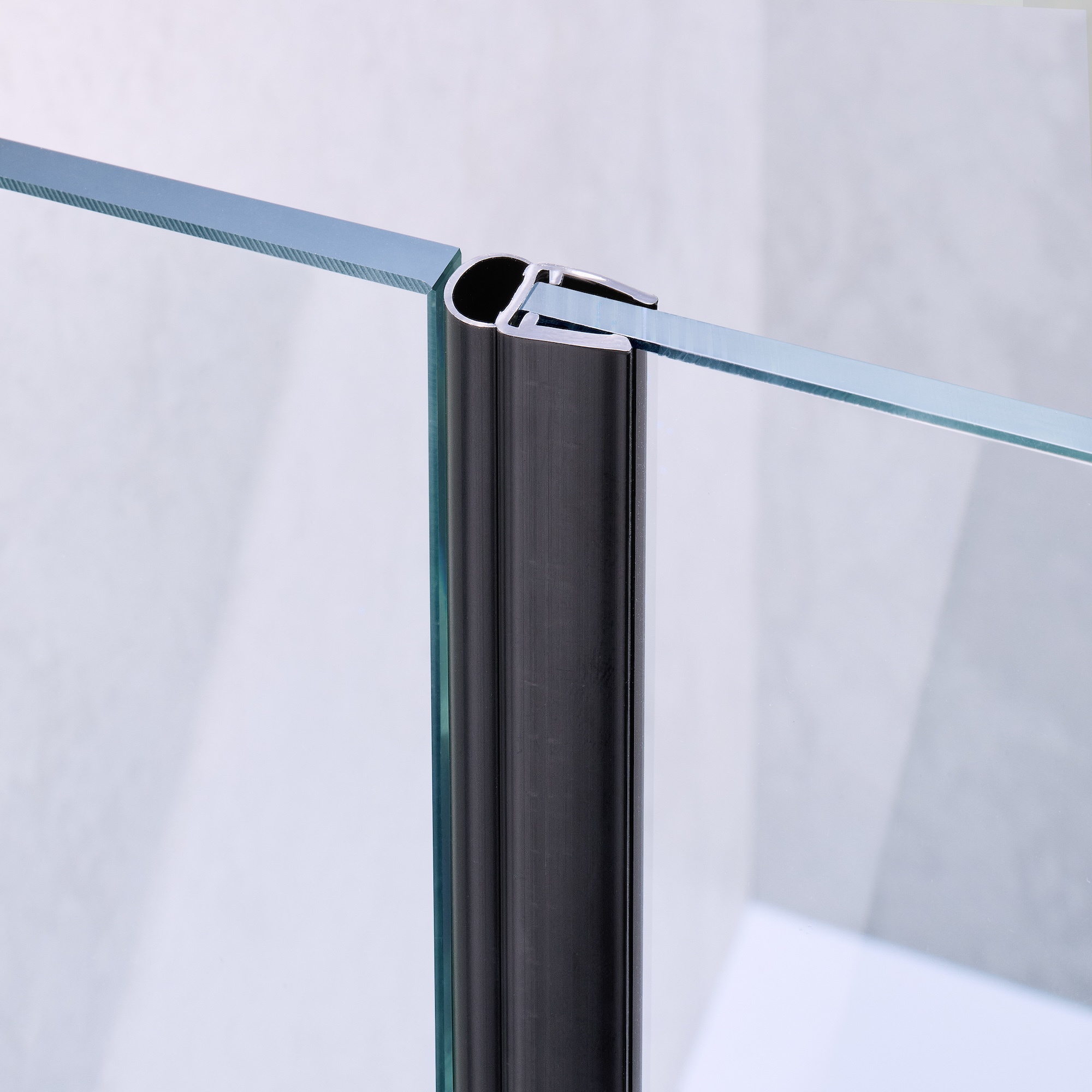 Beispiel einer Hohlkammerdichtung für eine 180°-Glas-an-Glas-Situation in schwarz