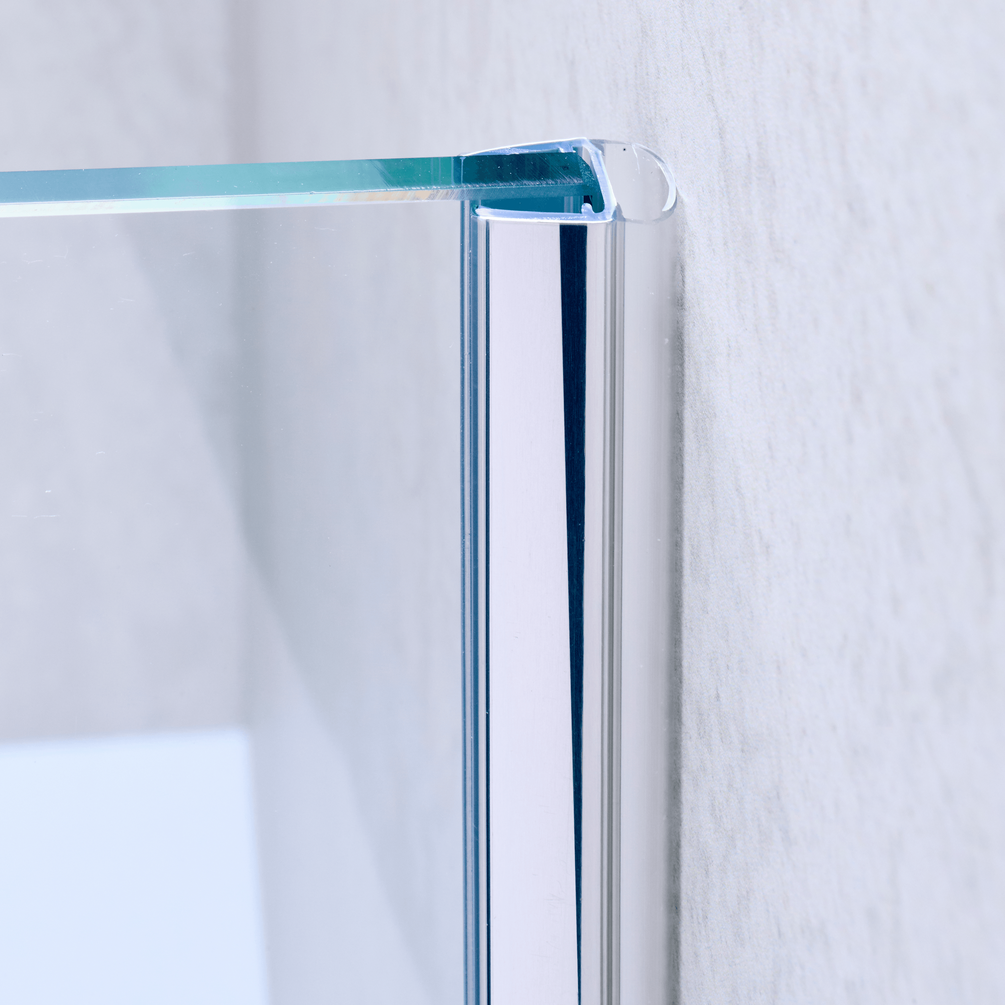 Example of a hollow-chamber seal for a glass-to-wall situation in chrome