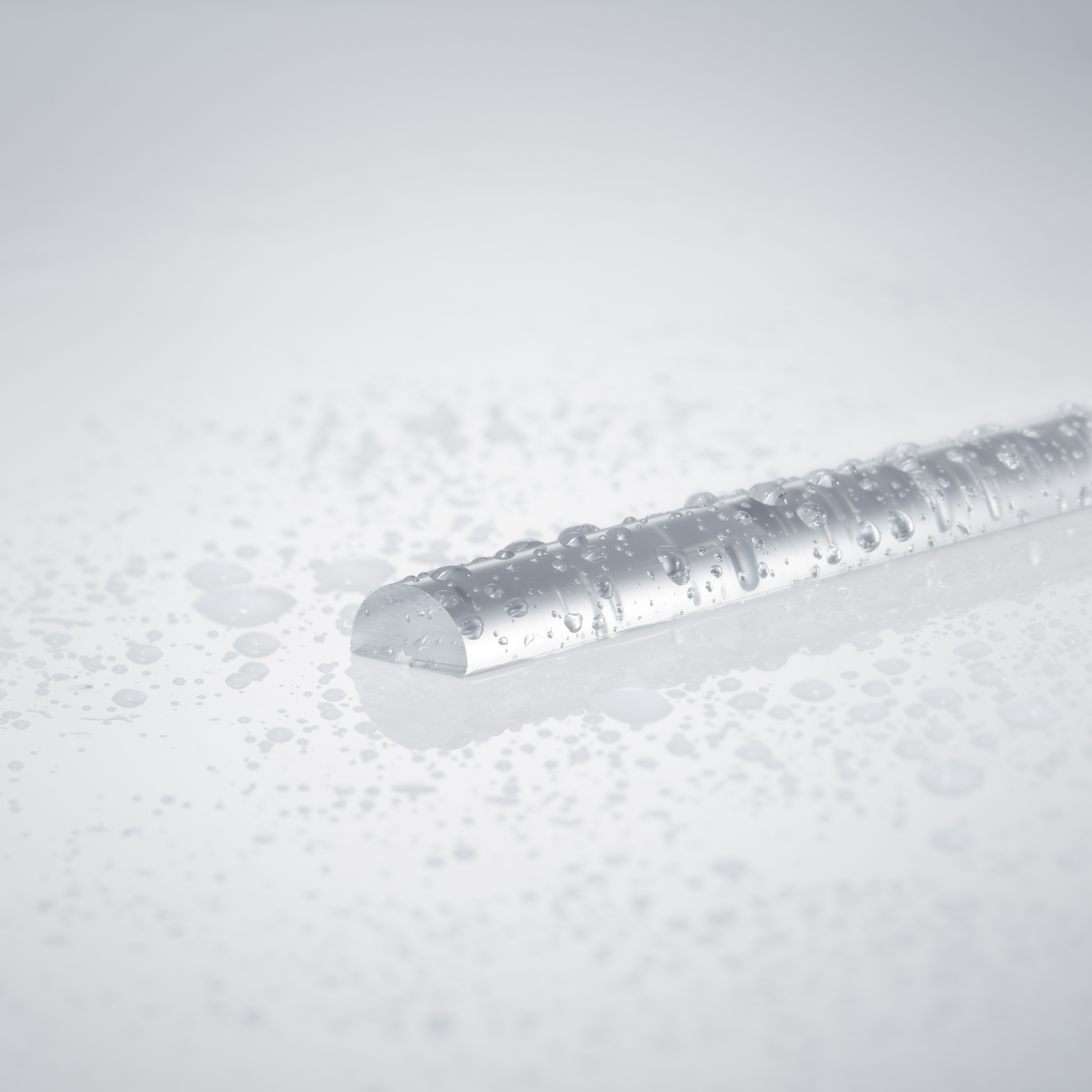 Example of a wet acrylic half-round rod for 4mm glass thickness