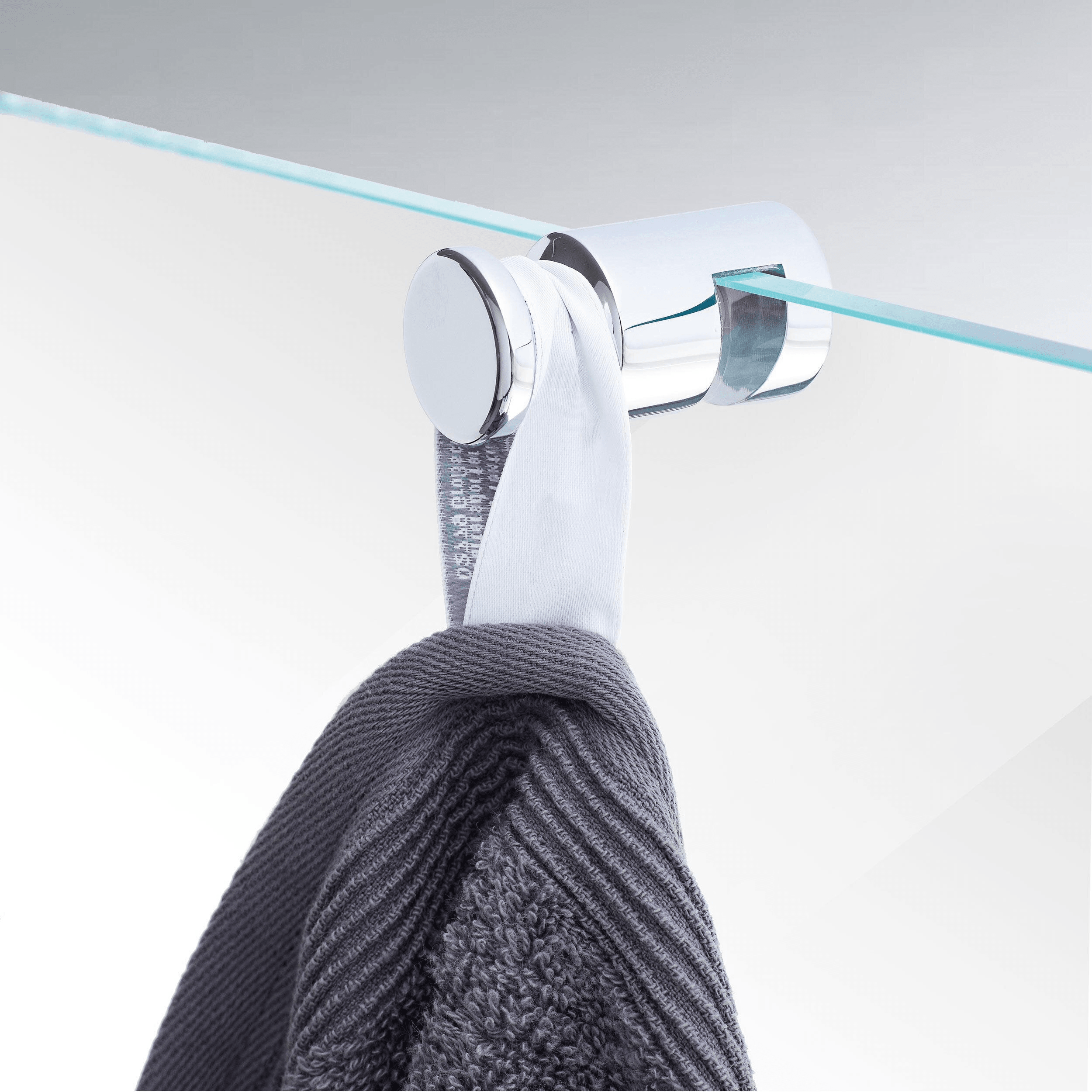 Handtuchhalter in Chrom an einer Glastür mit Handtuch