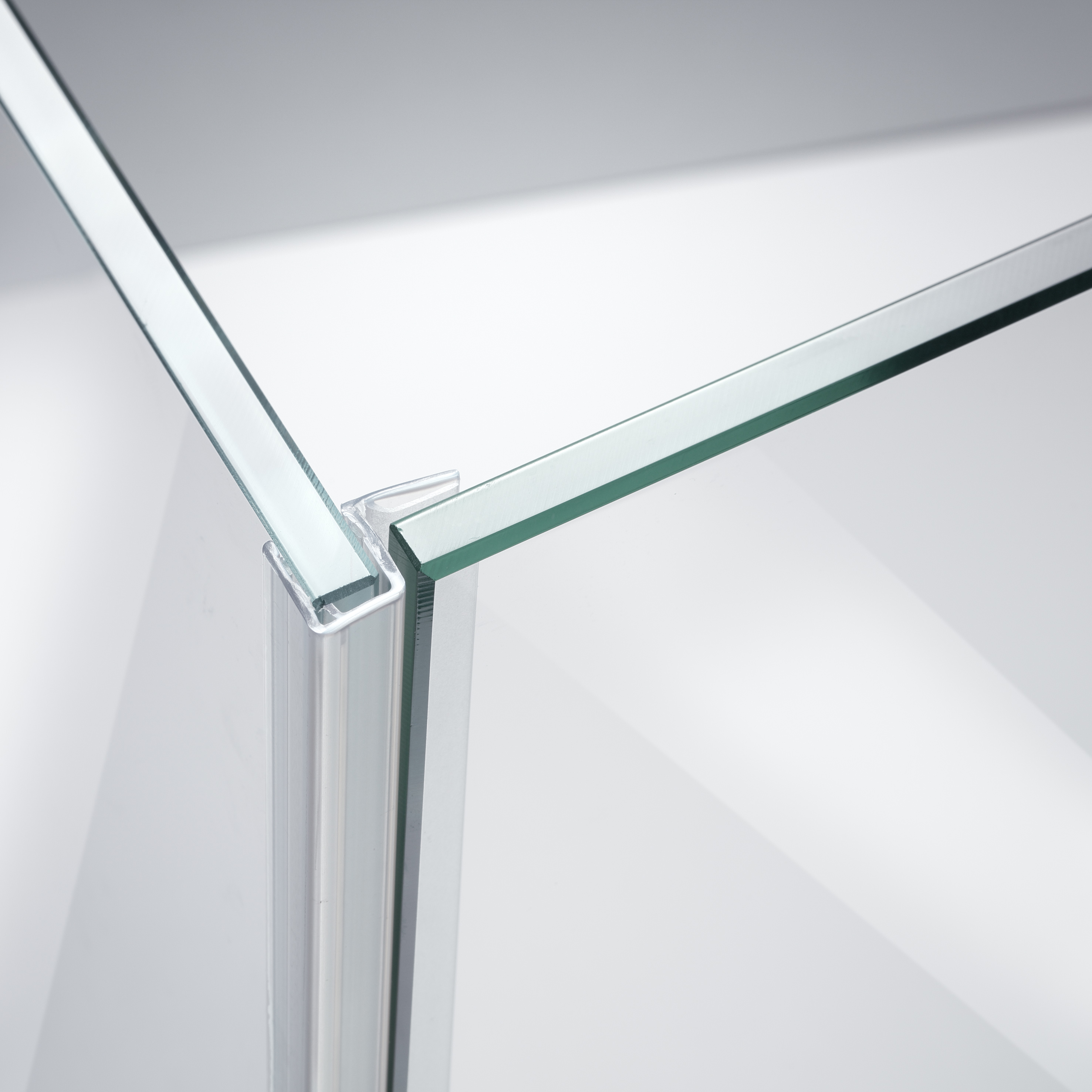 Beispiel eines Anschlagprofils für eine 90°-Glas-an-Glas-Situation