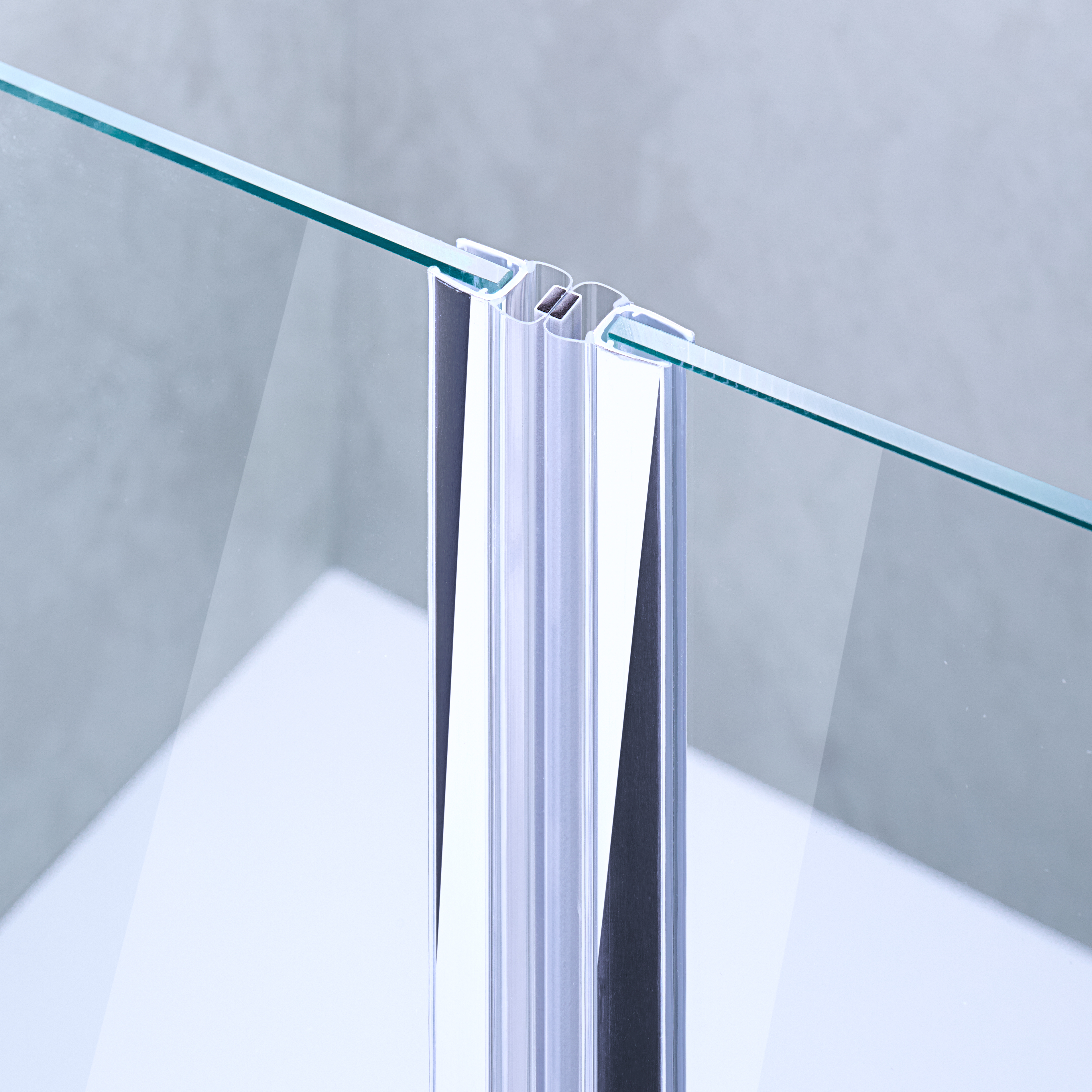 Example of two 180° magnetic seals for a 180° door-to-door situation in chrome
