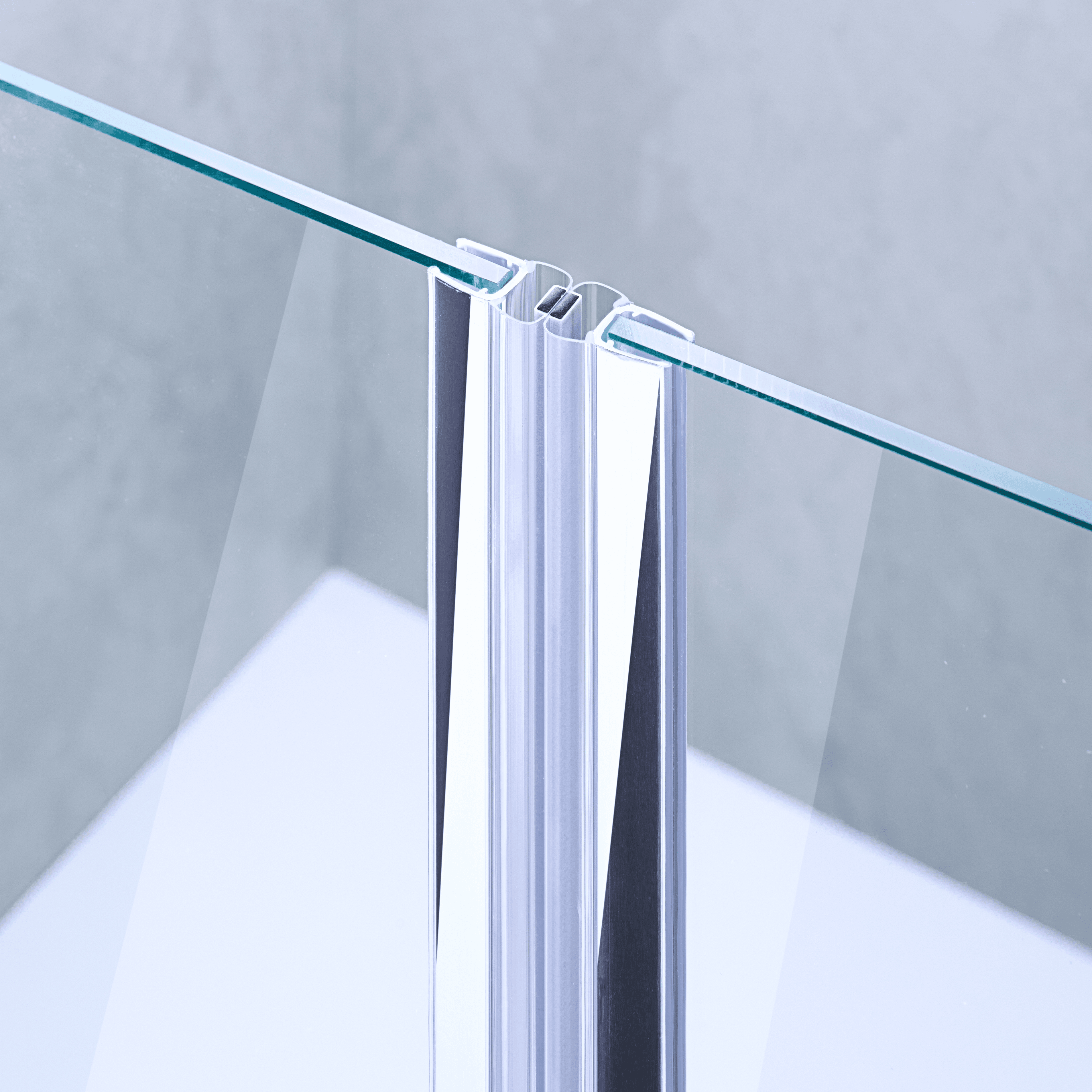 Example of two 180° magnetic seals for a 180° door-to-door situation in chrome