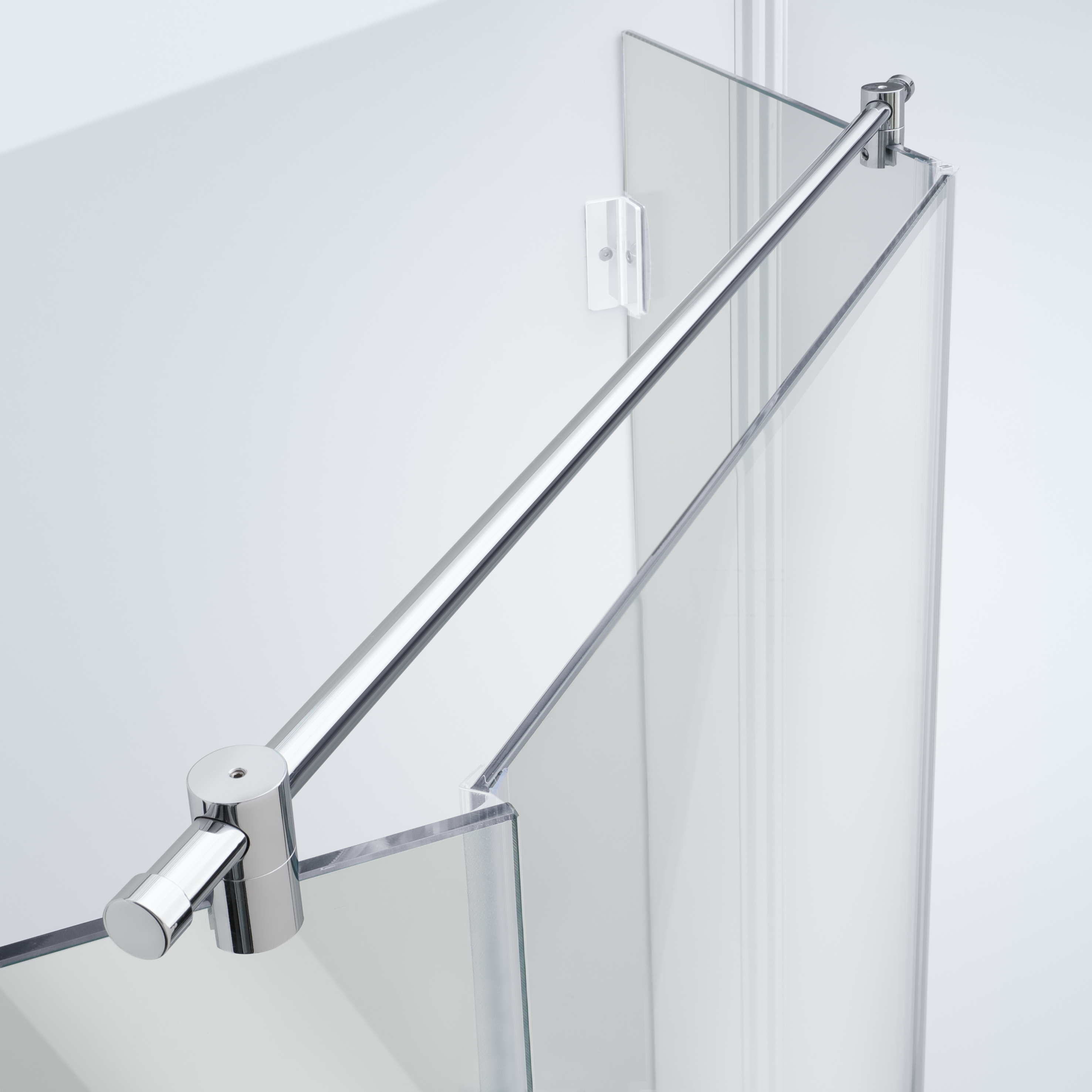 Beispiel einer Distanzstange mit variablem Montagewinkel für 6-8 mm Glasstärke in einer Glas-an-Glas-Situation