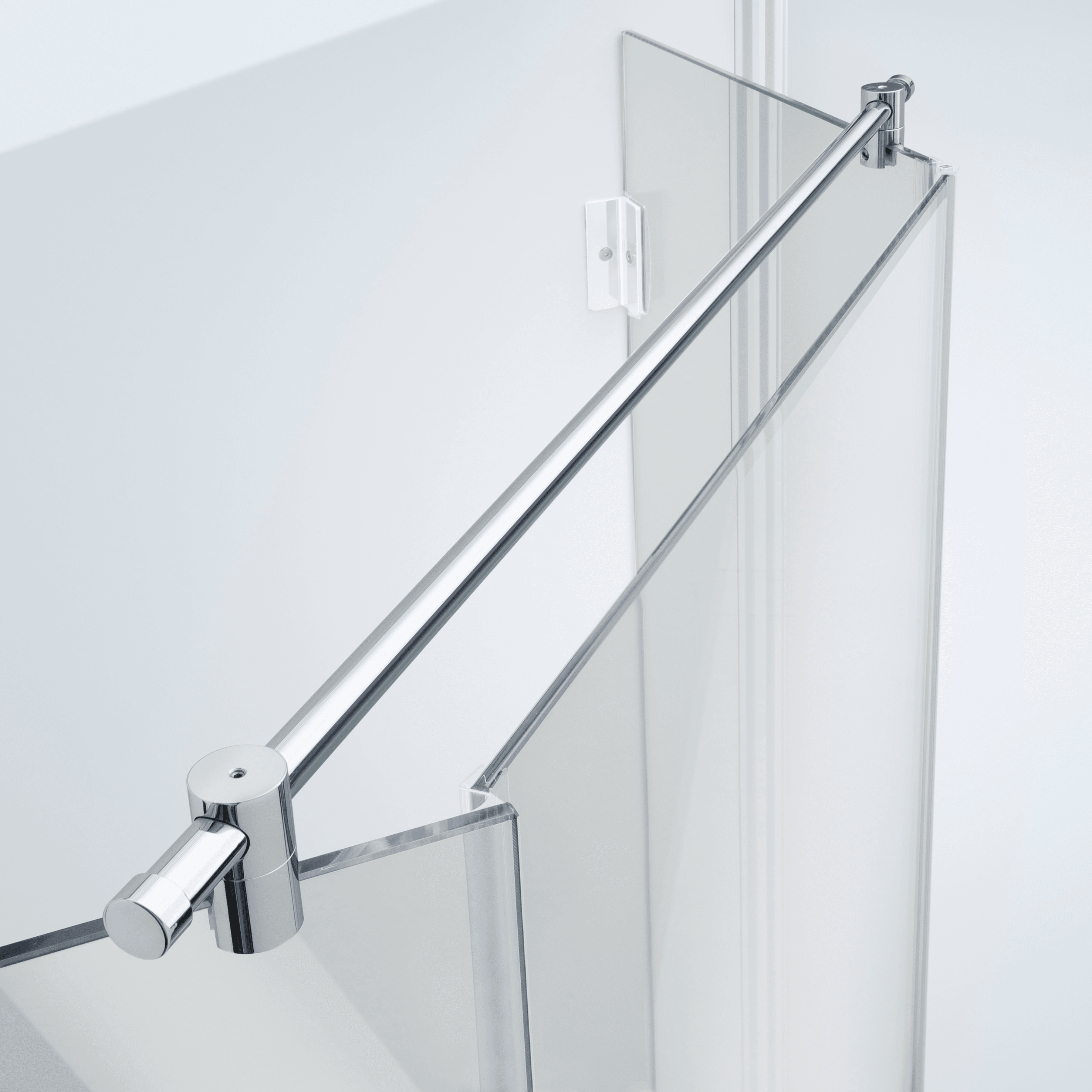Beispiel einer Distanzstange mit variablem Montagewinkel für 6-8 mm Glasstärke in einer Glas-an-Glas-Situation