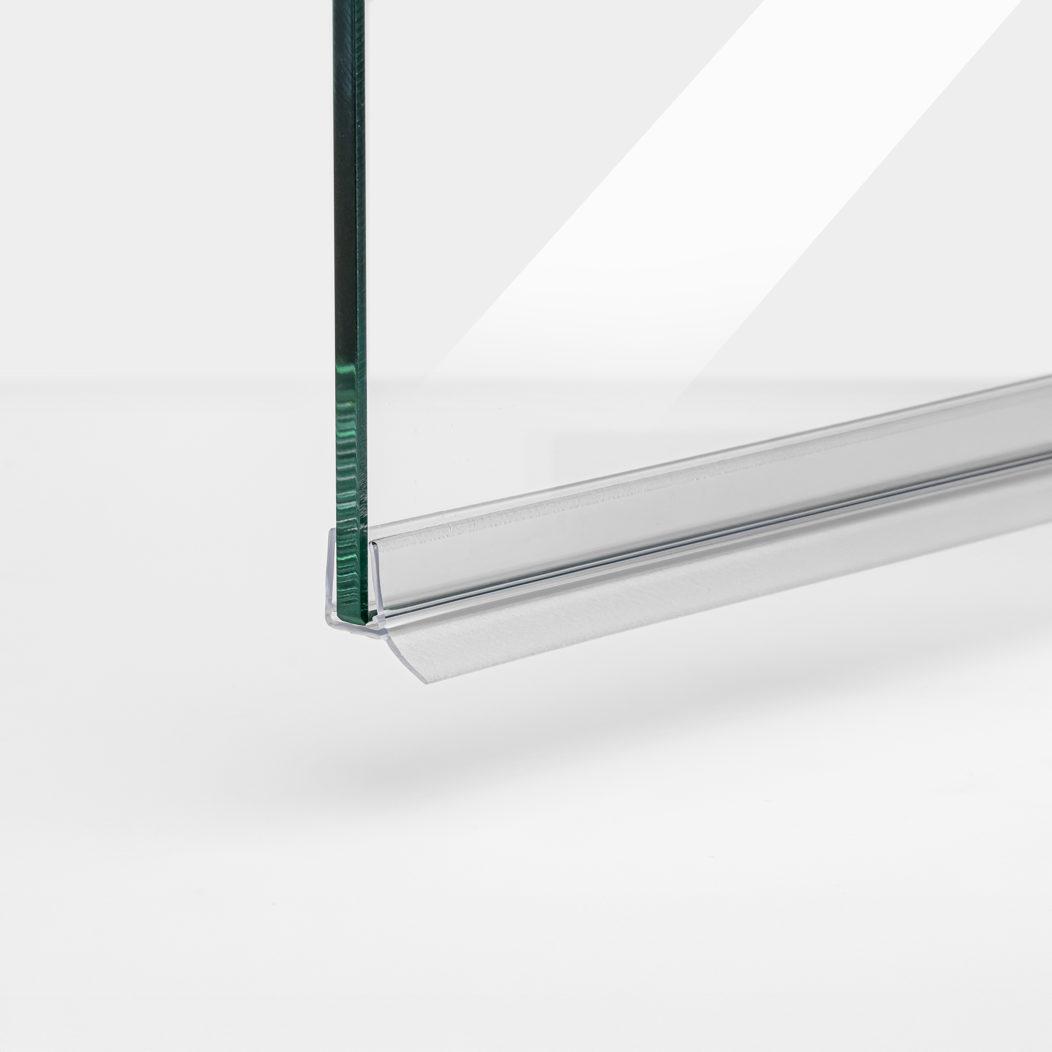 Beispiel einer vorgebogenen Schiebetürdichtung mit seitlichem Wasserabweiser für 6-8 mm Glasstärke in einer parallelen Rund-Situation